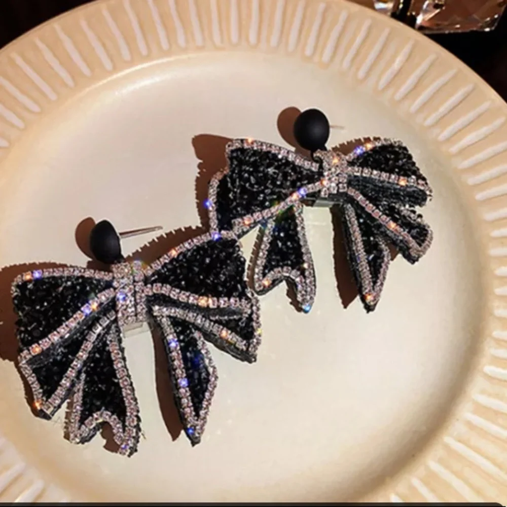 🌟 Luxury Black Rhinestone Bowknot Earrings